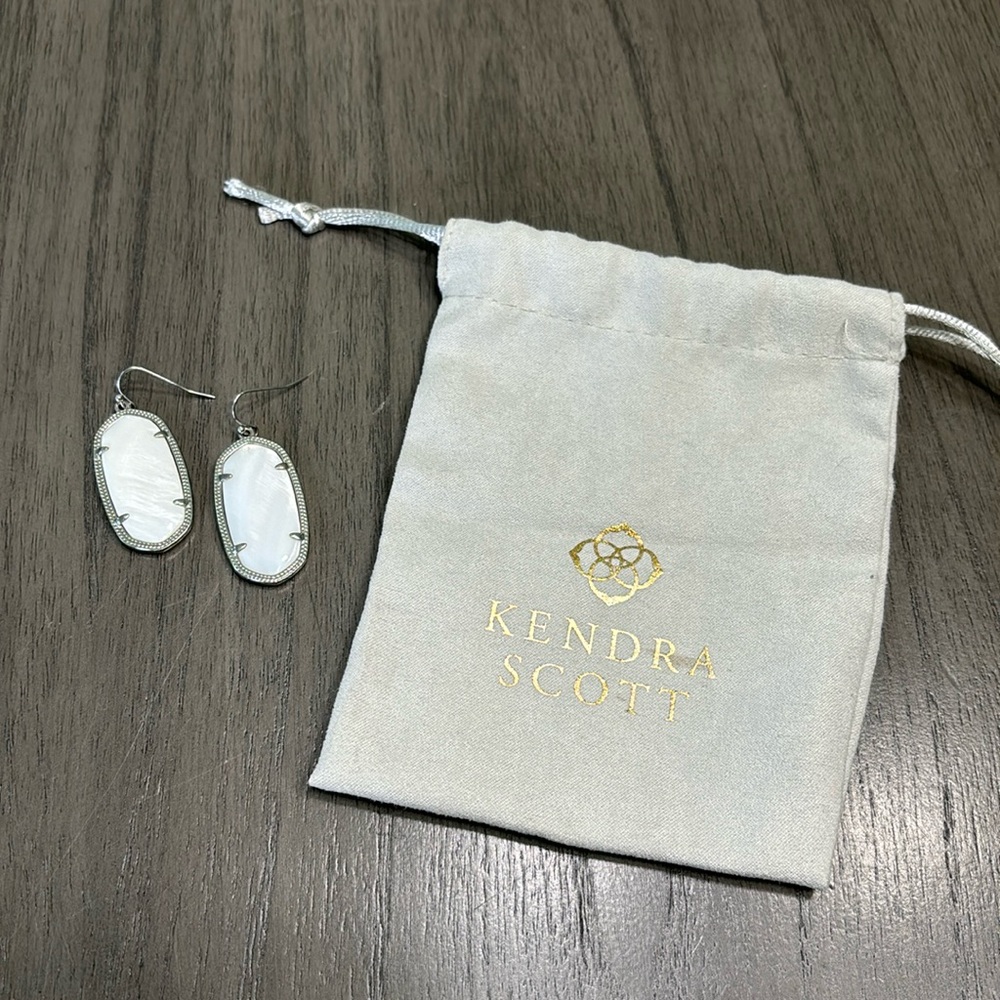 Kendra Scott Elle Silver Drop Earrings in Mother of Pearl PERFECT CONDITION!